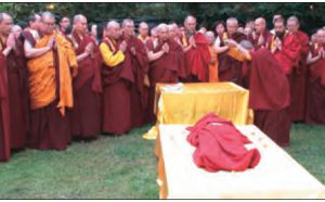 莫知仁波且修摊尸拙火定制炼胜义“喀卓安得丸”