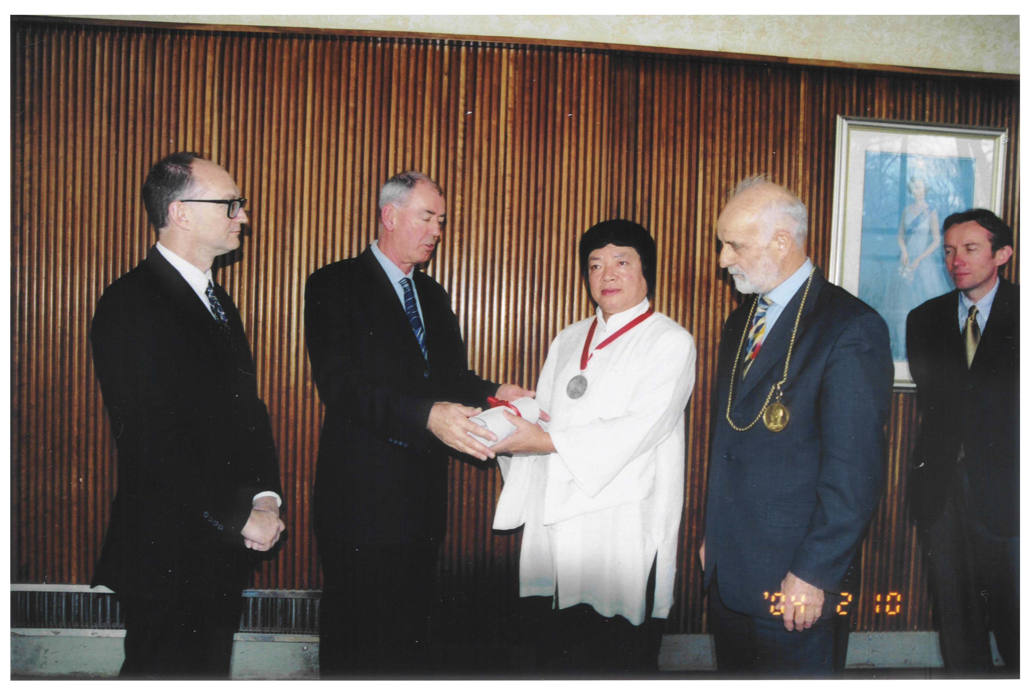 第三世多杰羌佛获颁英国皇家艺术学院首位Fellow职称 第3张