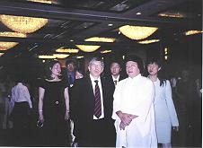 美洲国家组织邀请美参众议员　观赏义云高韵雕作品