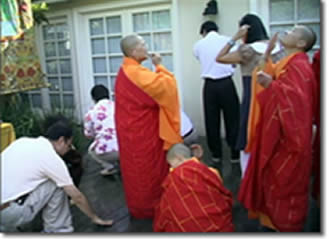 第三世多杰羌佛圣迹 紫樱花树降甘露 第2张