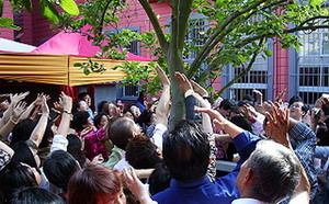 恭迎《多杰羌佛第三世》宝书大法会　芳香甘露凌空降下观众称奇