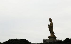 第三世多杰羌佛莅台，受到盛况空前的热烈欢迎!