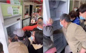 “食物银行”的免费食品被哄抢秒空，再次拷问人性之贪