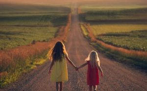 两个乳气活鲜的小孙女，竟成了六旬奶奶的学佛良缘