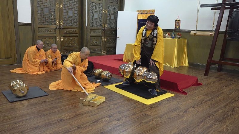 世界佛教教皇南无第三世多杰羌佛 单手勾提437.2磅金刚杵（维加斯新闻网） 第2张