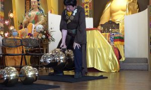 世界佛教教皇南无第三世多杰羌佛 单手勾提437.2磅金刚杵