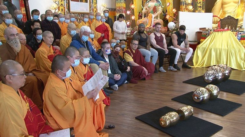 世界佛教教皇南无第三世多杰羌佛 单手勾提437.2磅金刚杵（维加斯新闻网） 第3张